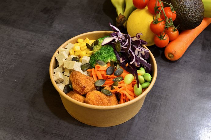 Bowl veggie : tofu, maïs, brocoli, chou rouge, carottes et edamame