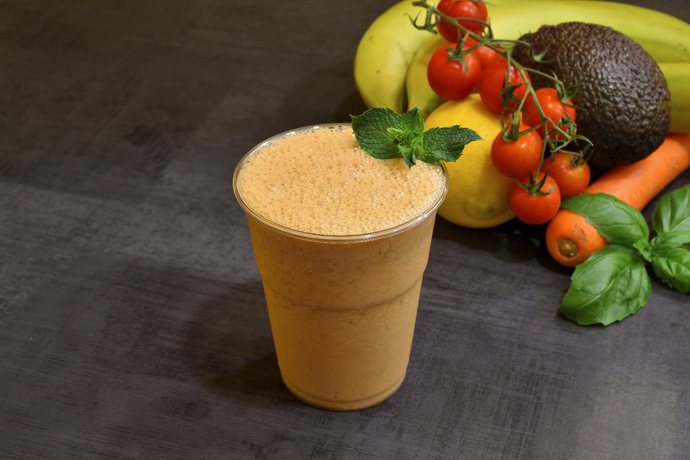 Smoothie mangue pressé minute, décoré de menthe fraîche