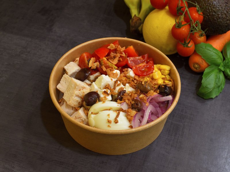 Bowl composé de poulet, tomates cerises, mozzarella, olives et oignons rouges