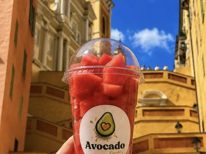 Coupe de pastèque Avocado devant la vieille ville de Menton