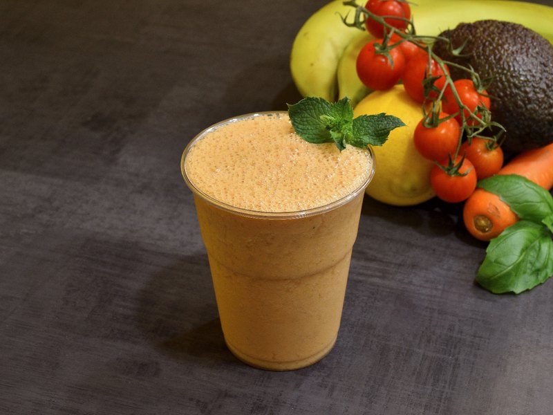 Smoothie Avocado pressé minute, décoré de menthe fraîche