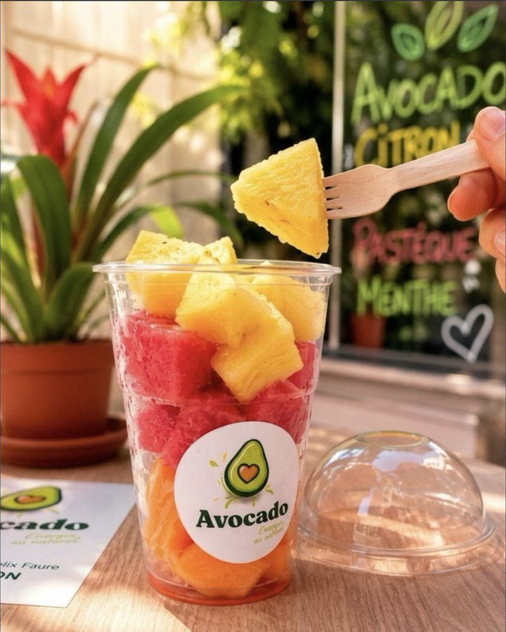 Une salade de fruits fraîche préparée devant le comptoir Avocado